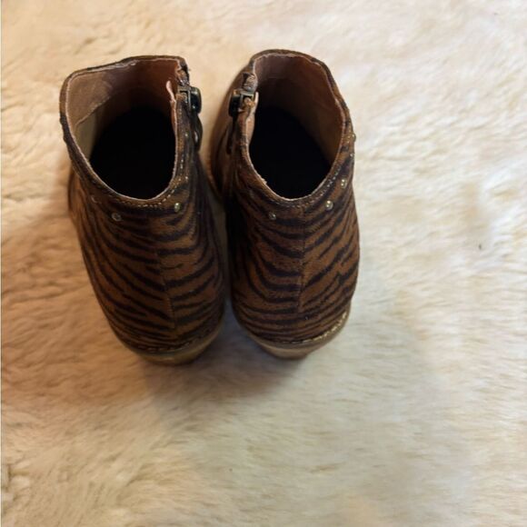 Corkys Swifton Tiger Striped Booties size 7 - Picture 5 of 11